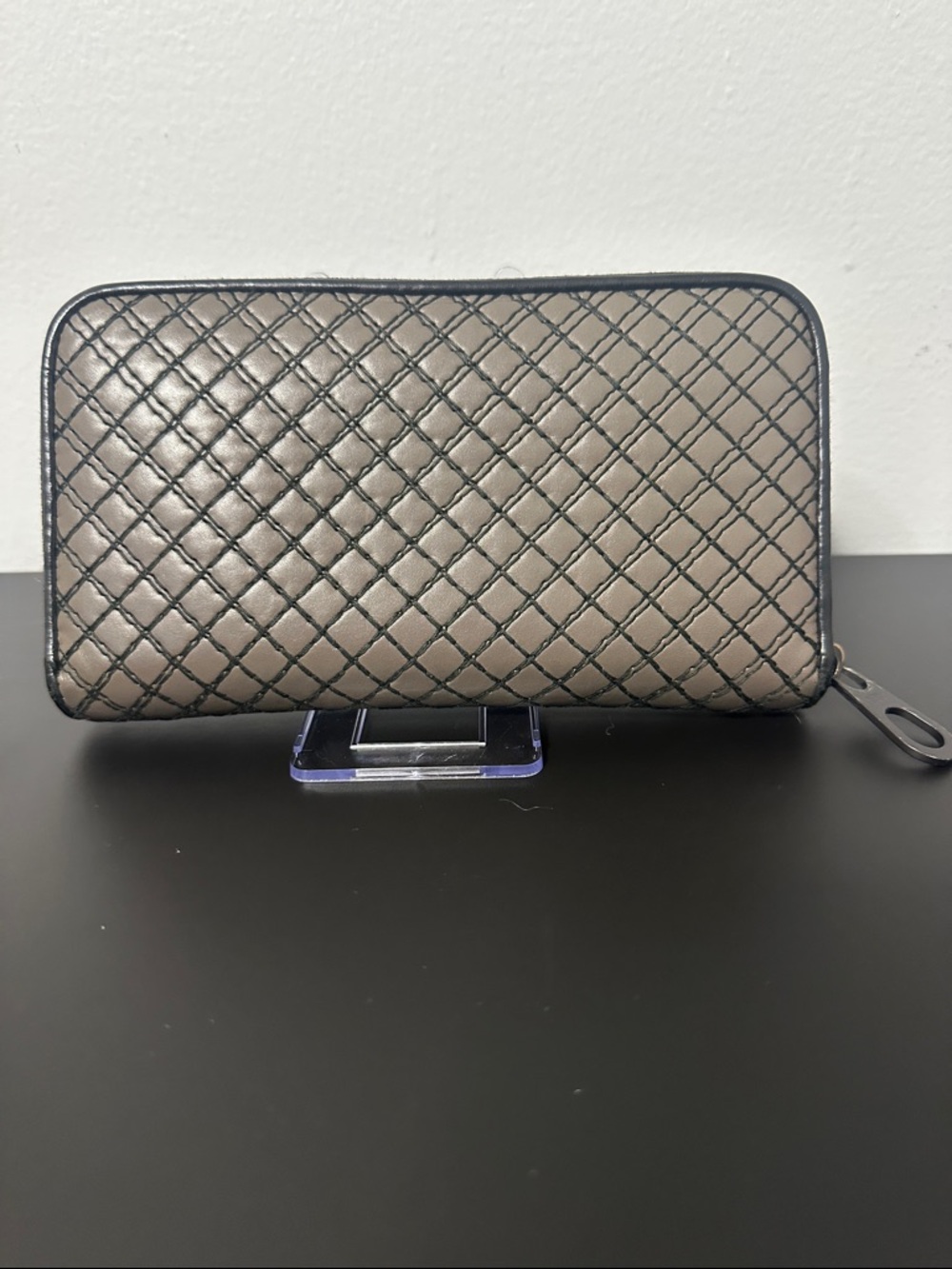 Bottega Veneta Dark Beige & Black Woven Zip Around Wallet. NWOT & Incl Orig Box - Picture 1 of 15